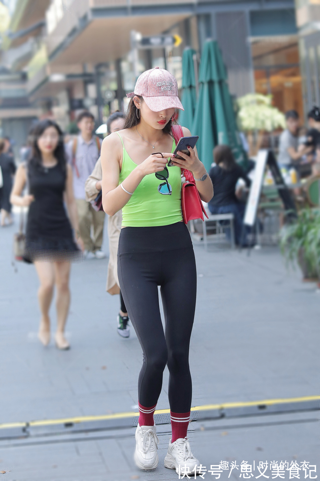 穿搭 假日出行的时尚造型,选择运动装就行了,让你美出专属的风格