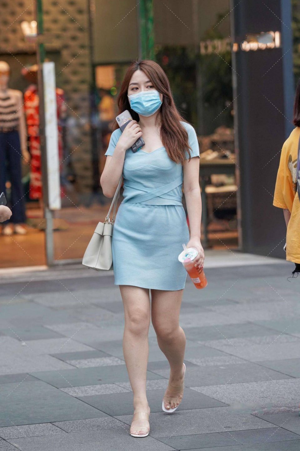 小姐姐|针织裙子选择了浅蓝色的配色，会让你的温柔气质更突出