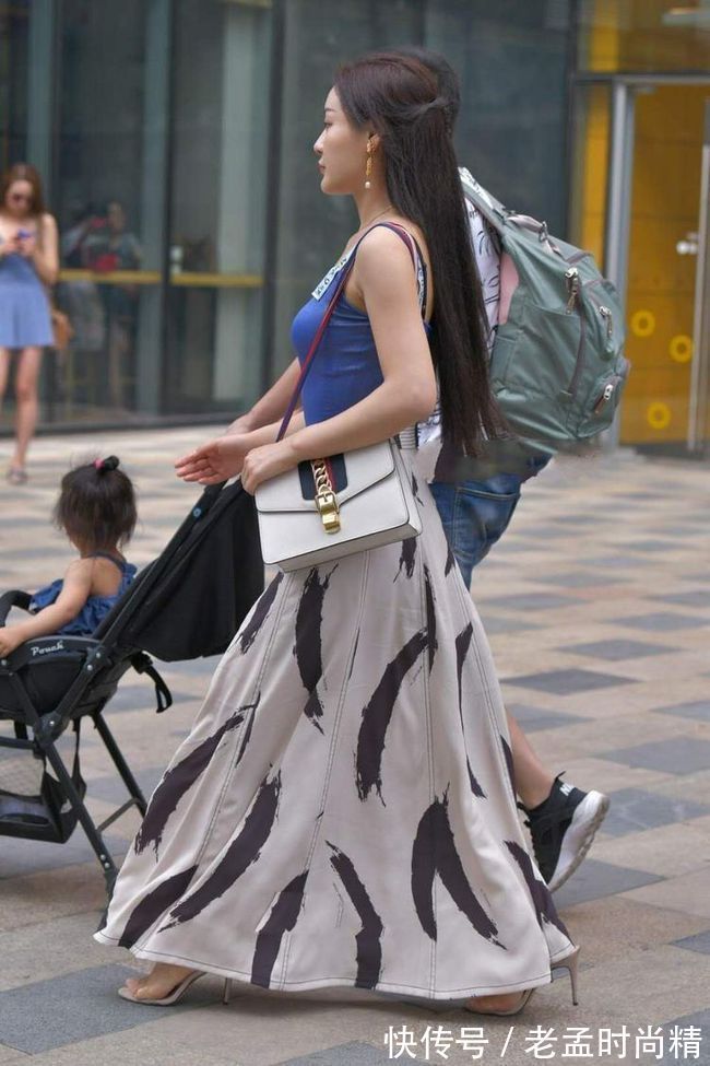 生活质量 时尚辣妈,吊带背心配长裙,成熟女性的温婉风