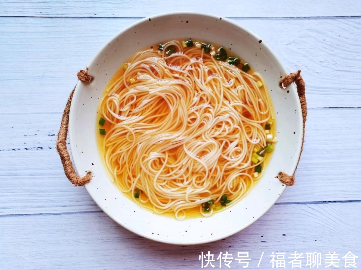 大碗|最简单的面条，直接做成清汤面，好吃还不油腻