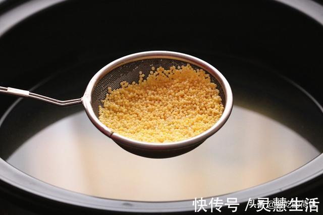 夏季|夏天，在小米粥里加上苹果，我家隔2天就煮，很多人不懂有啥用