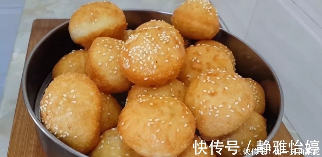 早餐新吃法，面粉里加1个鸡蛋，放入冰箱冷藏，比油条麻花都好吃