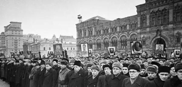 苏联|斯大林葬礼老照片图一是斯大林遗体,图六是斯大林的棺材