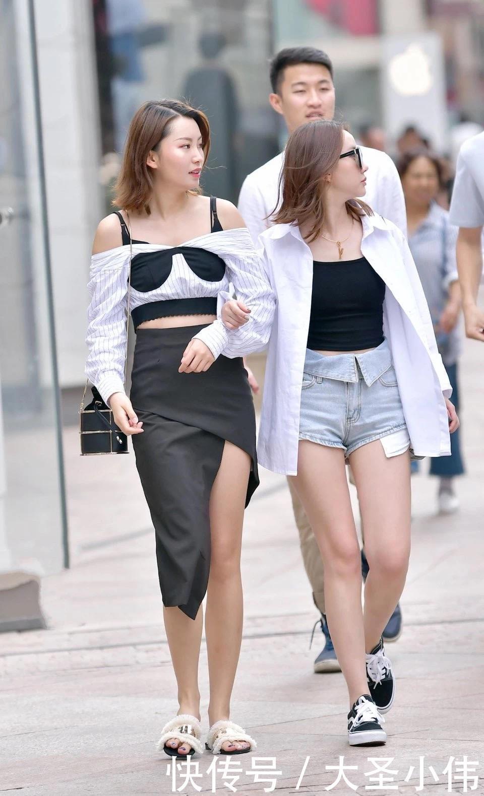 美女街拍性感两姐妹告诉你，裙子可以少块布，裤子也可以多一块