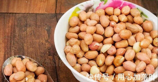 炸花生米，别再直接下锅炸，3个窍门掌握好，又酥又脆，越嚼越香！