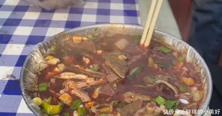 早餐店做重口味汤,15元一碗有饼有荤菜,食客们骑电三轮赶来品尝