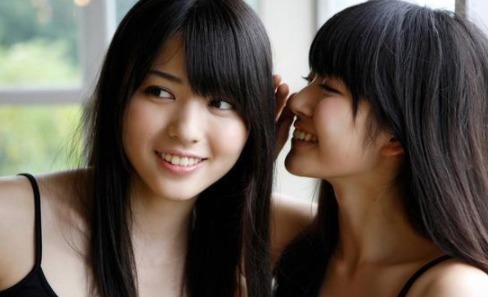 妈妈 40岁老妈穿女儿校服走红,颜值不输“校花”,网友:这真是妈吗?