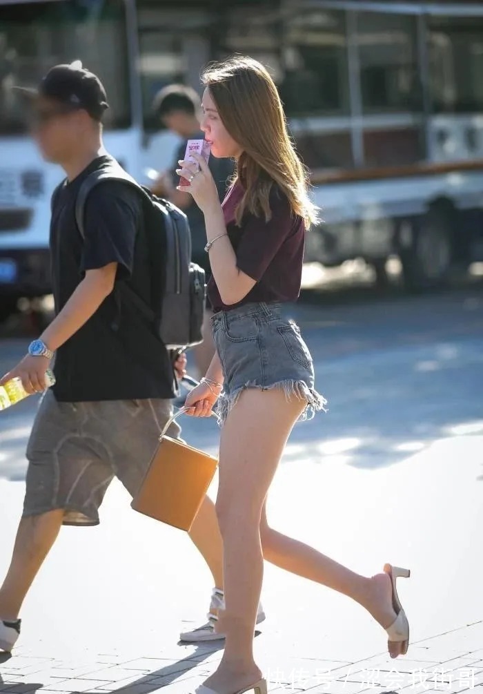 短裤 暗紫色短袖搭配烟灰色短裤,简单百搭,两者毫无违和感