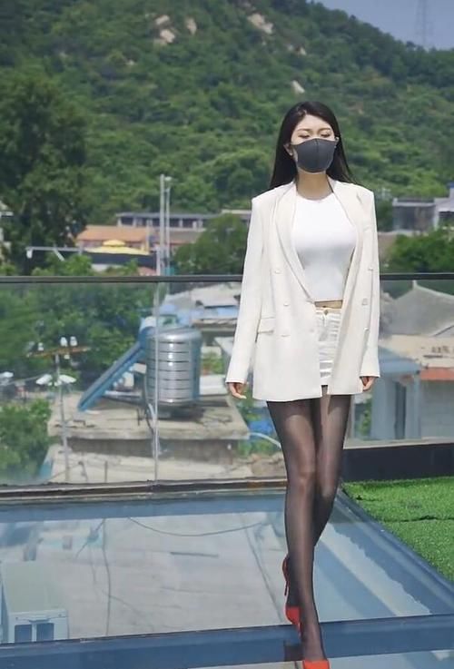 优雅到骨子里了！热裤也要配高跟，高级精致感