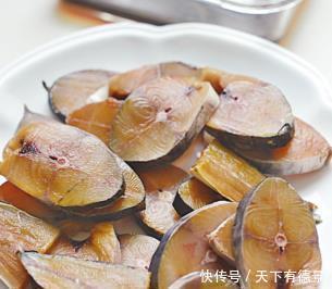 教你做正宗的五香熏鲅鱼,鱼肉外酥里嫩,香甜不腥,年夜饭必备
