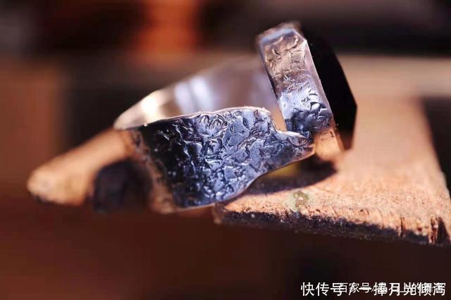 把珠宝做成心脏的样子，分享一些充满创意元素的珠宝