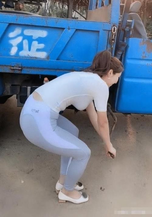 t恤 瑜伽裤的造型透着一种开放的美,值得你拥有,身材火辣又迷人