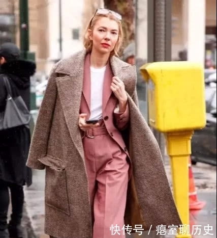 大衣下面搭|真心赶时髦的女人,大衣里面少穿“卫衣”,落伍!看潮人搭配好美