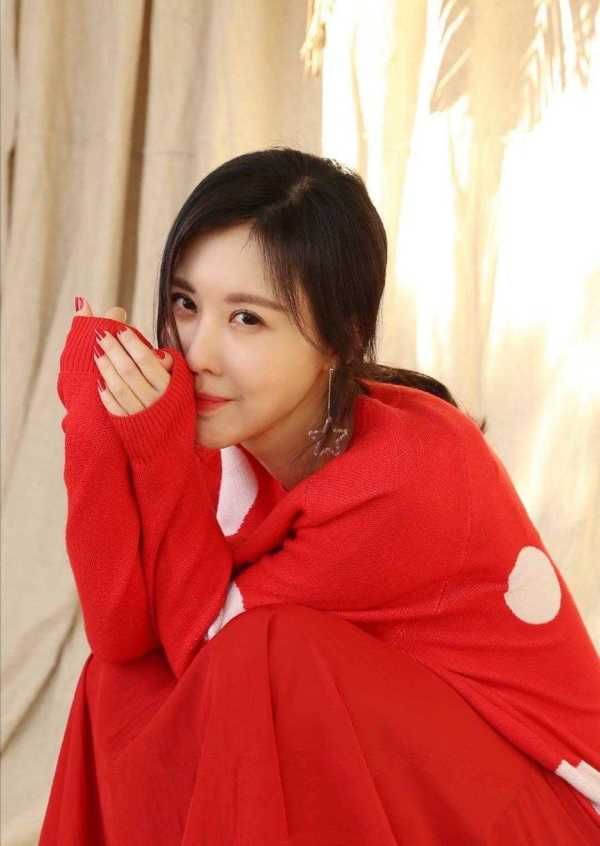 王石39岁娇妻太会穿，红色波点毛衣配半身裙清纯减龄，让人心动