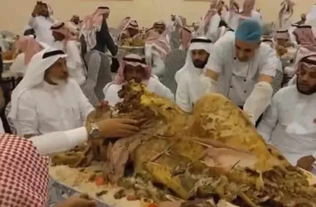 烤乳猪|都是“烧烤”,越南烤乳猪,迪拜烤骆驼,看到中国国外这些都弱爆了