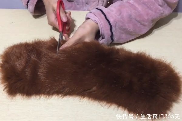 旧衣服上的毛领别急着扔，只需这样剪一剪，全家人都抢着用！
