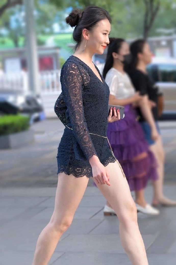 钩花 阿姨52岁,穿“半透”勾花裙,证明自己半老徐娘但风韵犹存