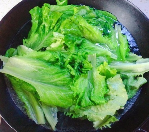 这道菜号称刮油神菜,两块钱能做一大盘,爽脆可口,家人要多吃!