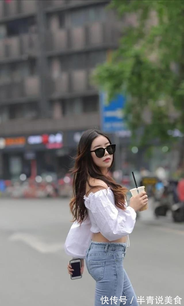 一字 一字肩上衣设计感很强,搭配毛边牛仔裤,微胖身材也很美