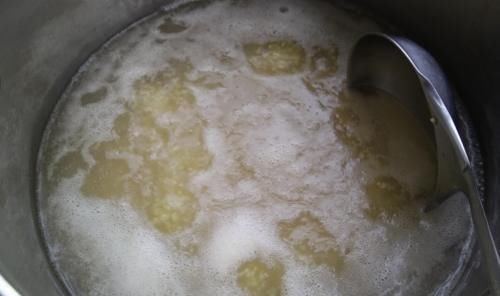 米油|煮小米粥，千万别直接用水煮！大厨教你3窍门，香浓黏稠，米油厚