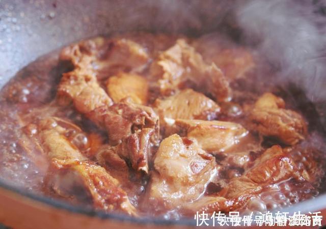 炒糖色时，别直接放白糖，记得多加这一步，又红又亮不粘锅