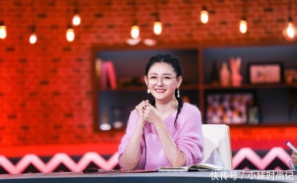 大S的气质真不错, 穿的裙子款式挺朴素的, 看着也很大气有魄力