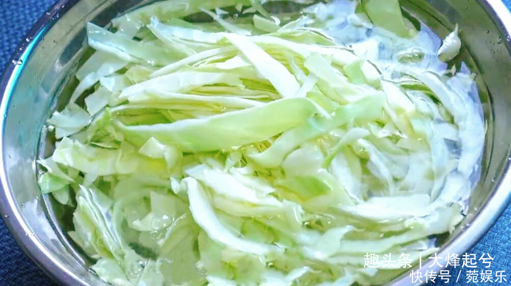 包菜炒粉条很好吃的做法,难怪以前炒粉条老粘锅,今天都告诉你