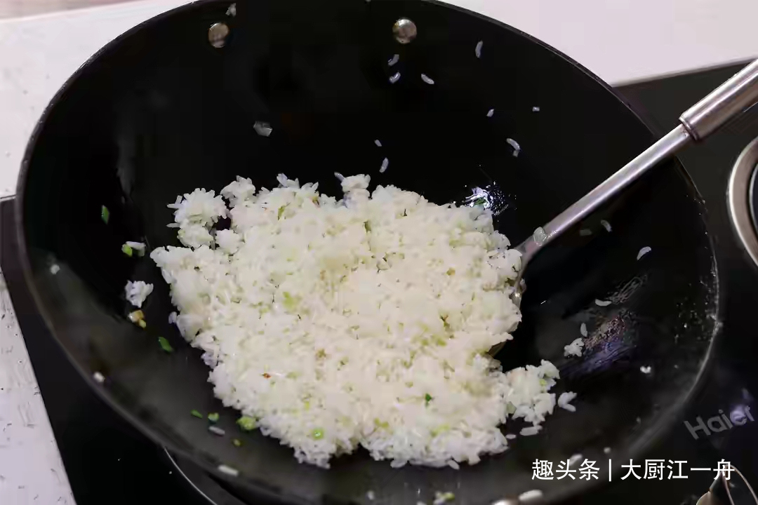 蛋炒饭,先炒鸡蛋就错啦,大厨教你正确做法,粒粒分明美观又好吃
