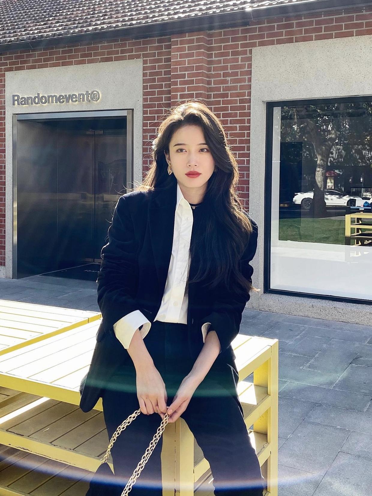 驼色 这个冬天“灯芯绒西装”火了,保暖还有大女人韵味,值得借鉴