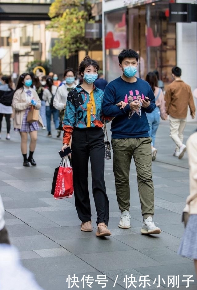 时尚穿搭，美女穿吊带款式的连衣裙，时尚满满