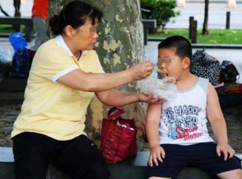 这碗“毒面条”毁掉了多少孩子，家长再爱孩子也请停止，别大意