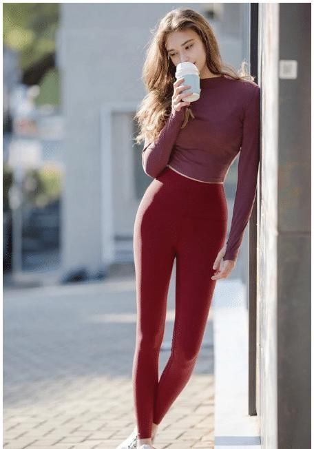 搭配瑜伽套装的国外美女,是你喜欢的感觉么