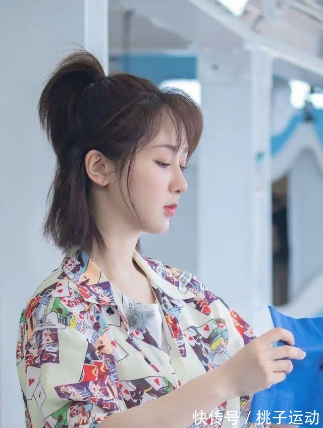 半丸子头|女生不要总是披发,2020年流行这5款“扎发”,时髦显脸小有气质!