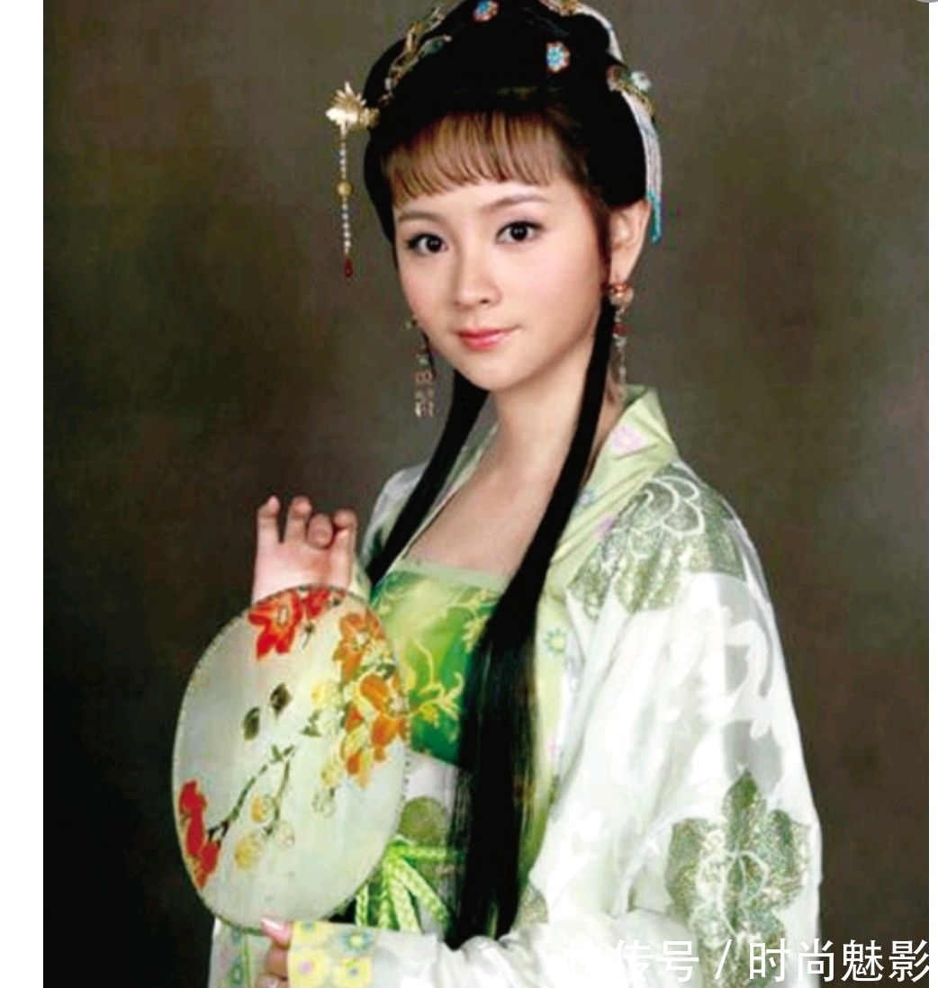 年纪&细抠薛宝钗的年纪,她不可能年方二八,更不可能和袭人、晴雯同庚