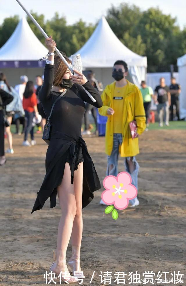 牛仔短裤失宠了真没有主见,看女孩的表情,我找到了答案!