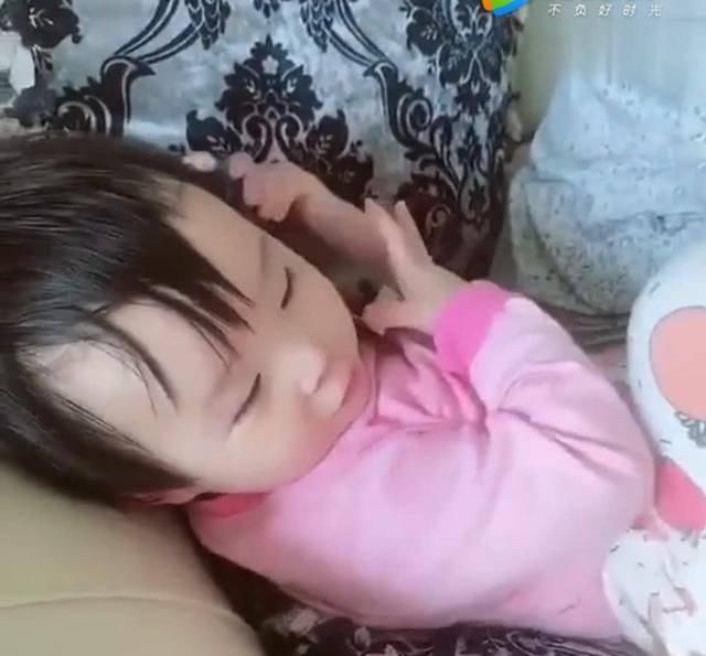 模仿能力|女儿模仿妈妈,对着电话喊“老公”,接下来让妈妈笑岔气