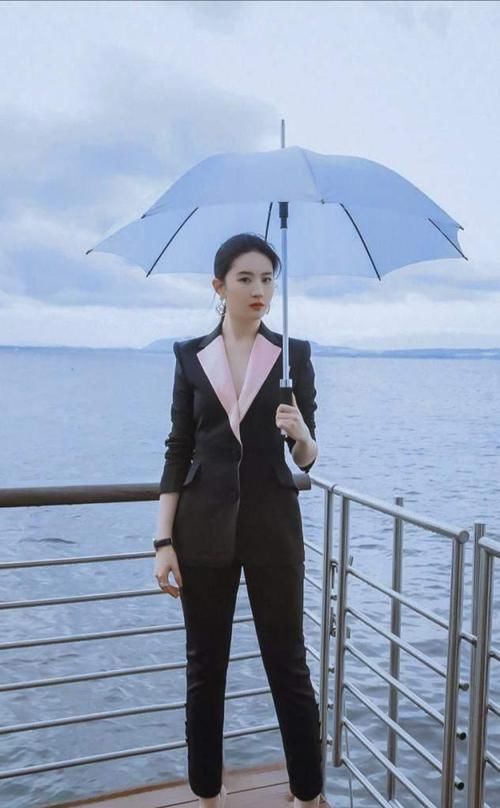 奔五的女人，穿衣不要太繁琐！初冬学会这样搭，越简单越高级