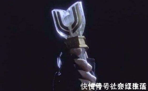 变身器|奥特曼:用错了变身器会怎样?迪迦变女装大佬,初代奥特曼最惨!