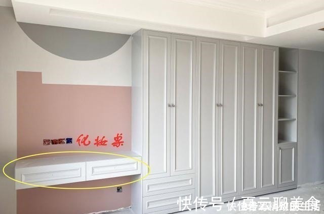 功能区|把衣柜挪到床尾，你才知道收纳空间有多大！整整一排，还多个书桌！