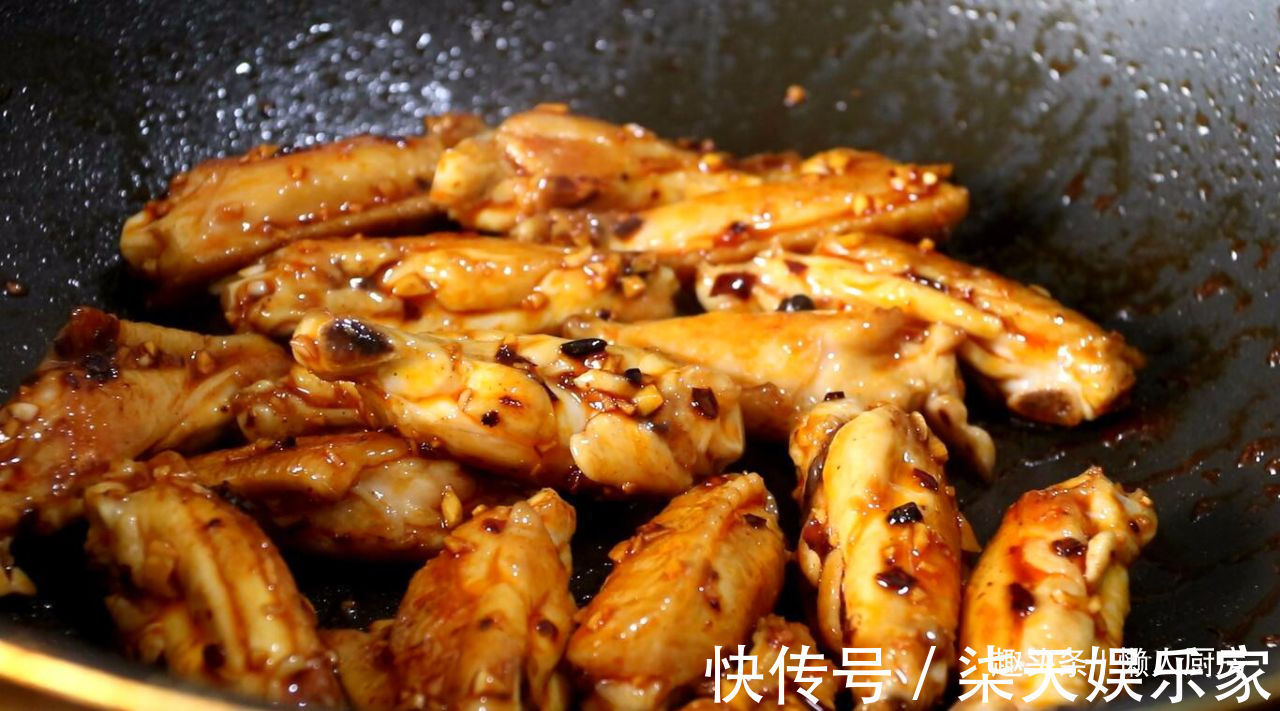 不放油炸，不用油煎，学会鸡翅的新做法，好吃到吮指，皮滑肉嫩