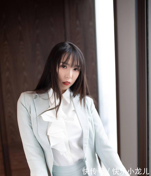 西装套装裙 西装套装裙搭配白色衬衫时尚大方,穿出清新飒爽的气质