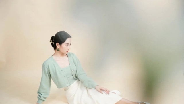 针织开衫过时?这三款简直不要太时髦