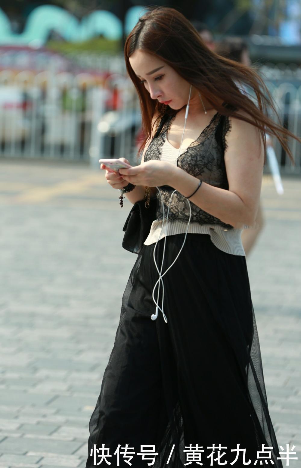 气质小姐姐薄纱连衣裙女人味儿十足,体态丰韵,婴儿肥的感觉刚刚好