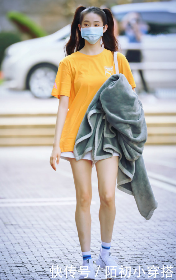 用来|女士都嫌弃的白袜,张艺凡用来搭配“下衣失踪”后:这腿长得要命