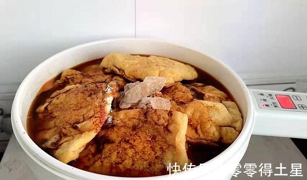 这道菜可香了,食材放锅里一煮一泡,大块吃着过瘾,鲜美爆汁!