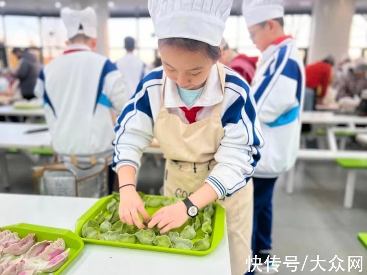 新航|包五彩饺子、花式包饺子大赛……济南多所中小学幼儿园开展创意冬至活动