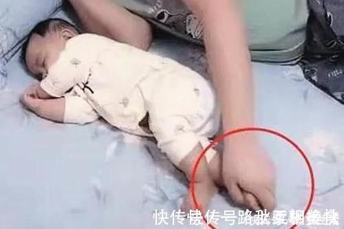 孩子|爸爸陪娃睡觉,醒后发现娃不见了,吓坏了赶紧找,结果自己都乐了