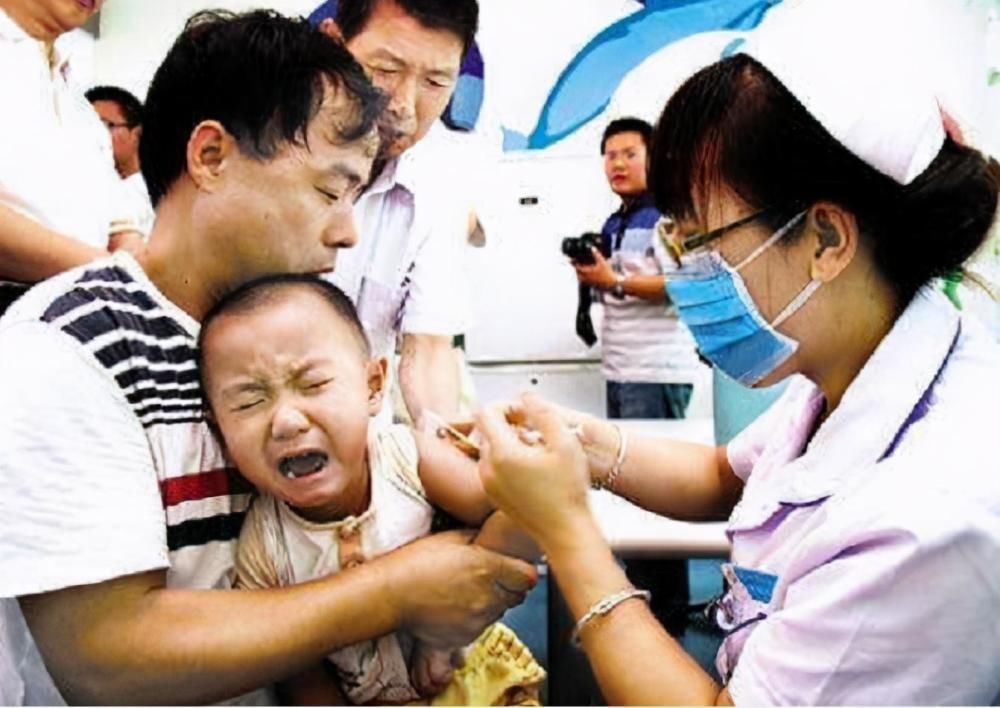 医院|儿子高烧医院排队800多号,宝妈崩溃投诉,医生:自“作”自受