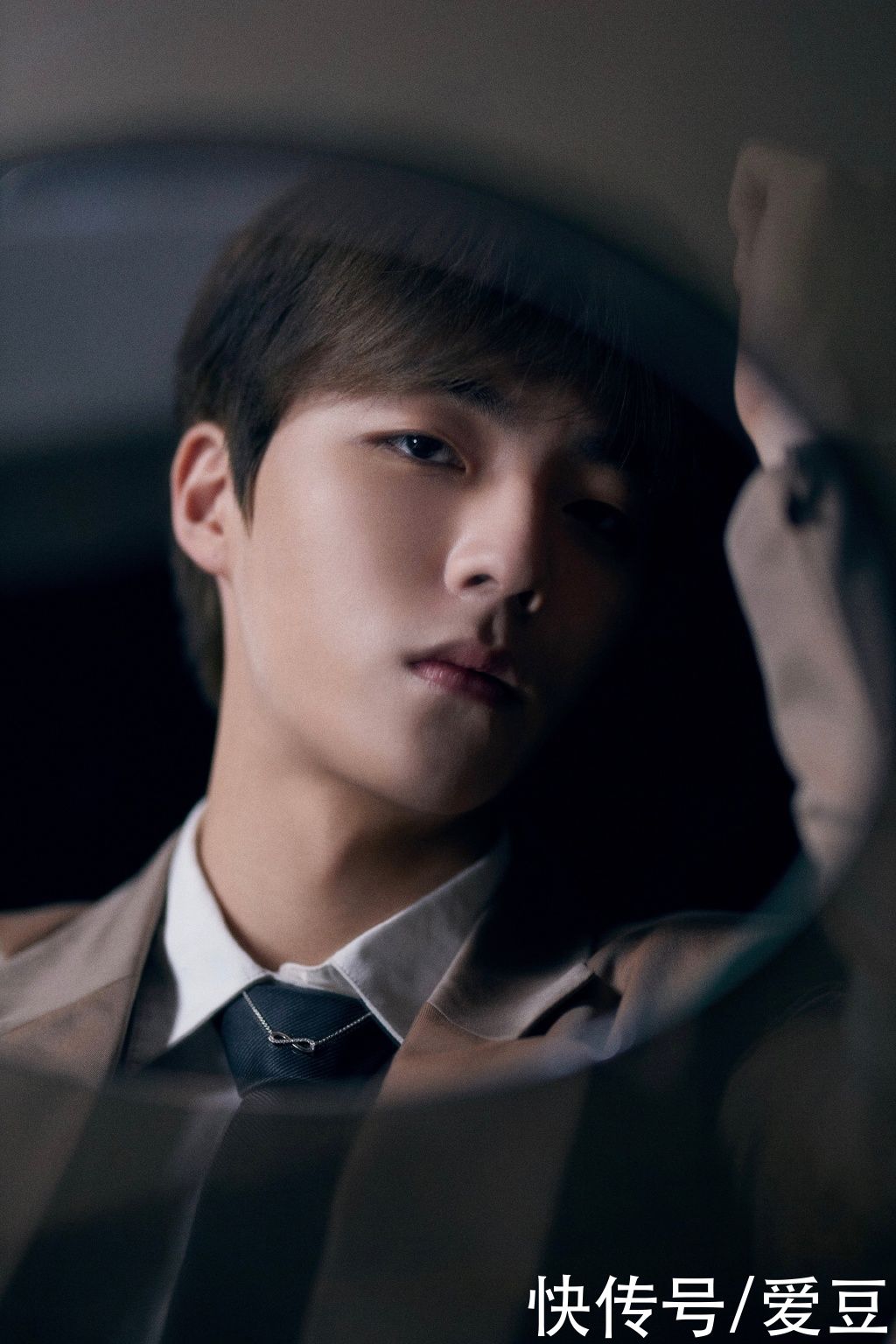 210130 陈立农亮相颁奖晚会演唱《年少无邪》四项提名中荣获“最受欢迎新人”奖项