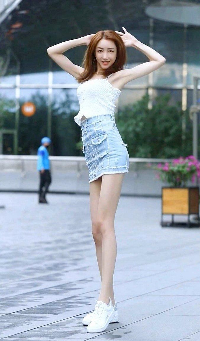 搭配|白色抹胸搭配牛仔裙,纤细的腰部展露出来,彰显青春活力风